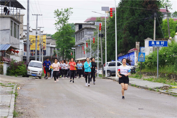 松桃县民族中医院举办5·12国际护士节登山比赛