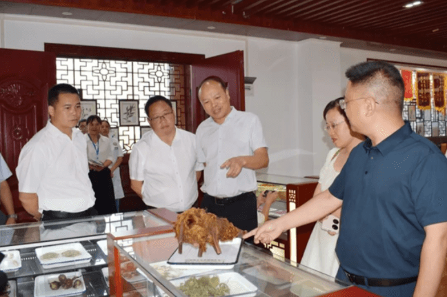 关岭自治县人民政府副县长王平率队到松桃县民族中医院开展民族医药条例学习交流